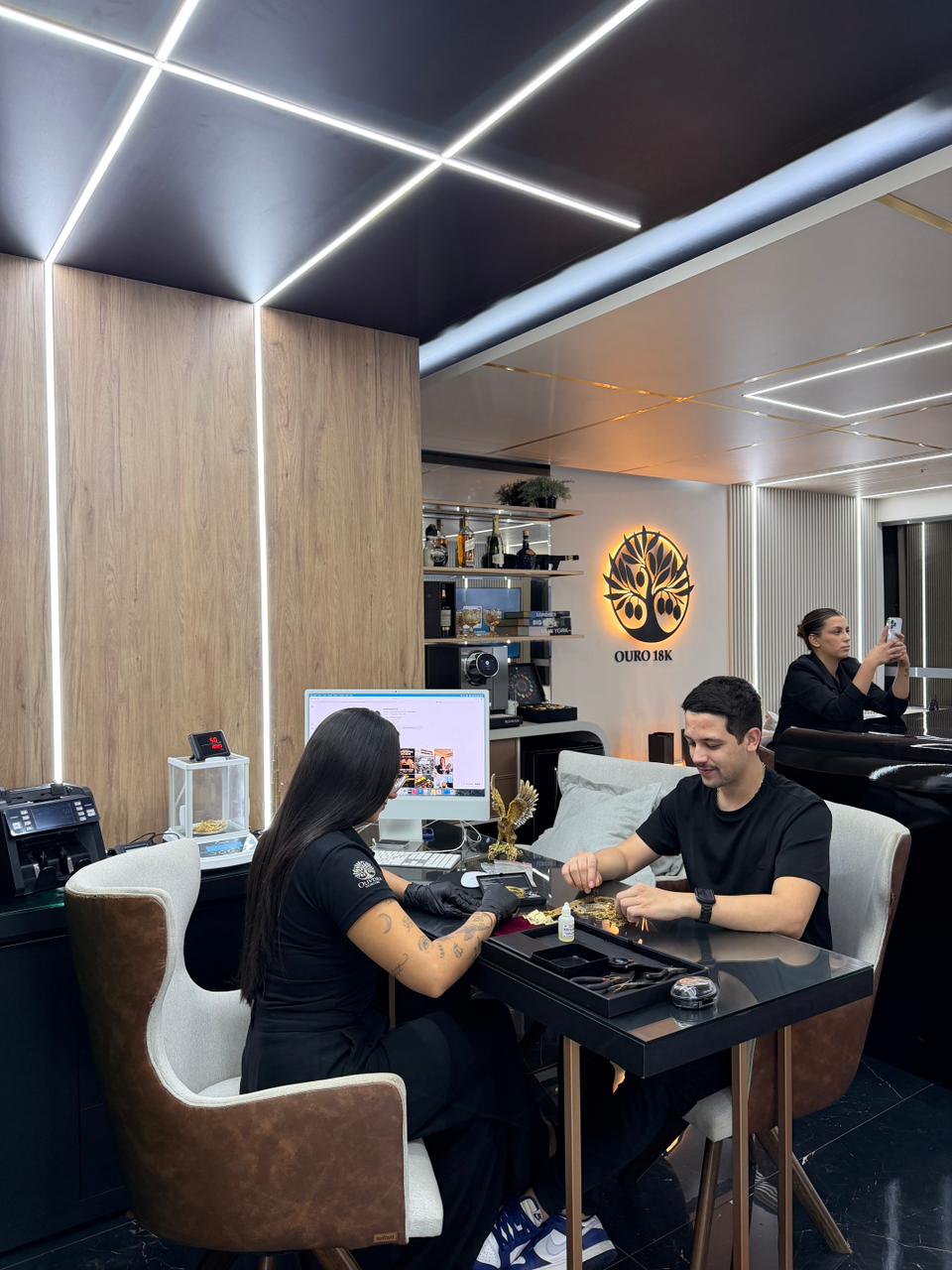 Atendimento na sede da Multimetais avaliando peças de ouro