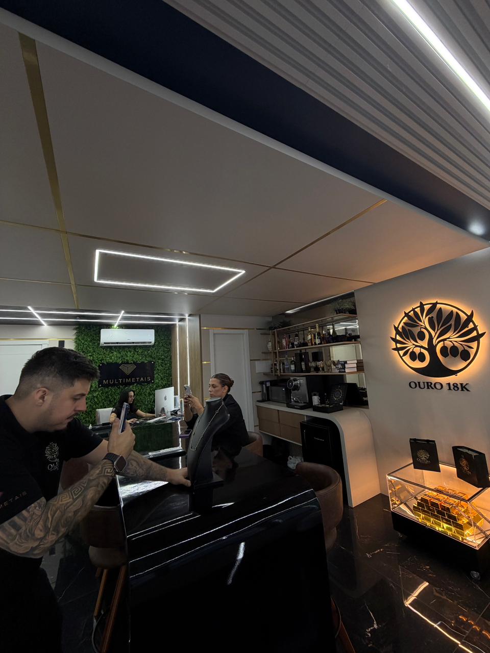 Recepção da Multimetais com barras de ouro em exposição