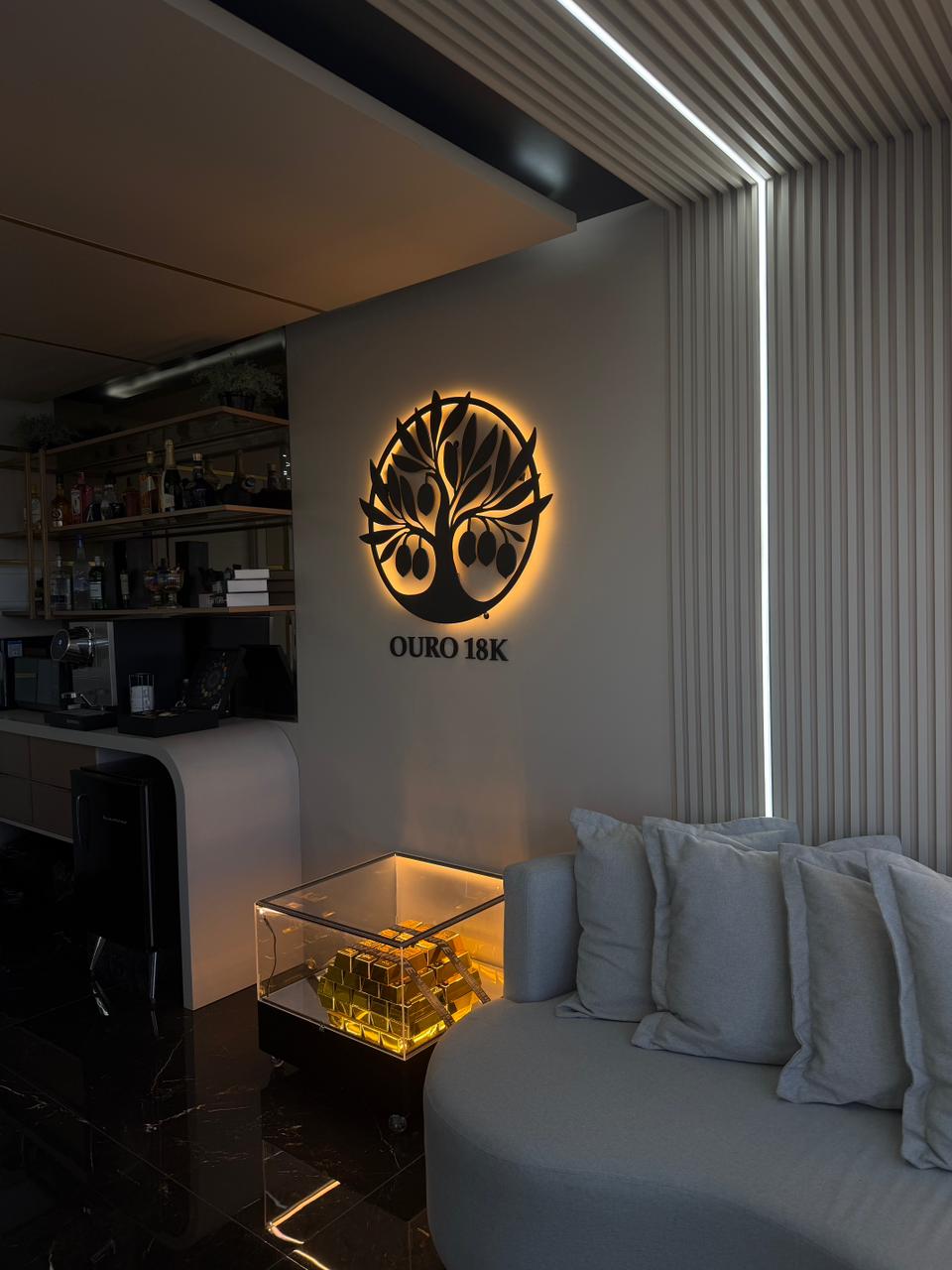 Sala VIP com logo Ouro 18K e barras de ouro em exposição