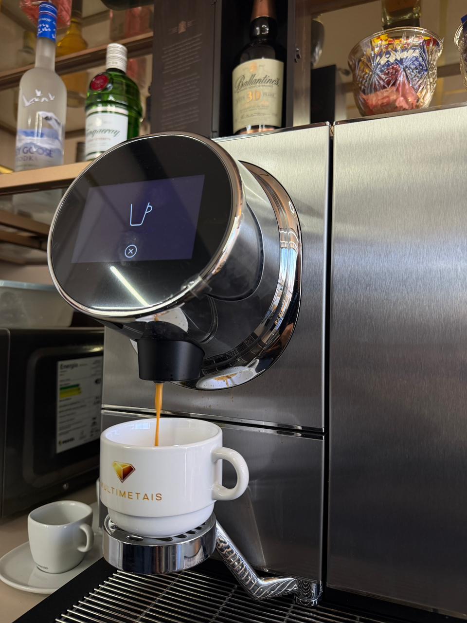 Café sendo servido em xícara personalizada Multimetais